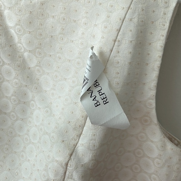 Banana Republic white dress with subtle circle pattern and gold dots size 2P - Picture 5 of 8